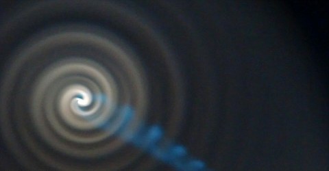 -foto-spirale-luminosa-norvegia-cielo-buco-nero-02