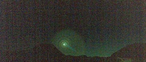 -foto-spirale-luminosa-norvegia-cielo-buco-nero-04