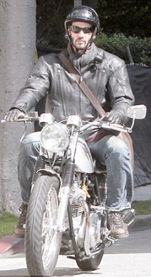 Keanu-Reeves-motocicletta-02