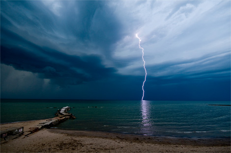 national-geographic-huntington-beach-lightning-ga