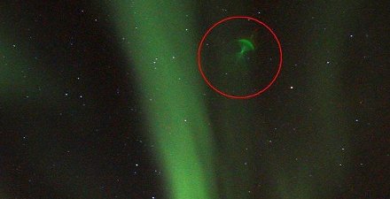 norvegia-aurora-boreale-oggetto-misterioso-01