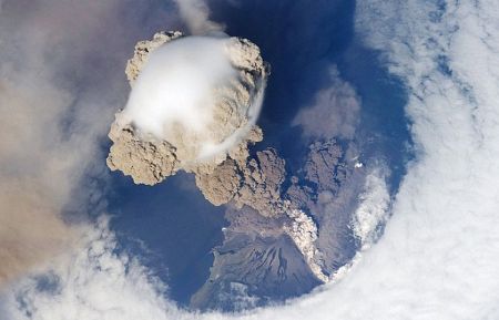Sarychev-Peak-vulcano-eruzione-foto-iss-stazione-spaziale