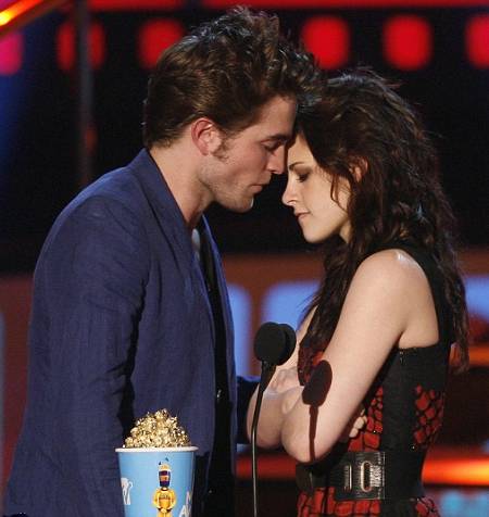 Twilight-kiss-Kristen-Stewart-Robert-Pattinson
