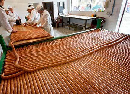 la-salsiccia-piu-lunga-al-mondo-serbia-world-record-sausage-big-2009