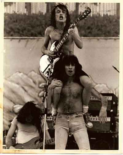 AC-DC-black-ice-rock-and-roll-angus-young-malcom-young-anni-70.jpg