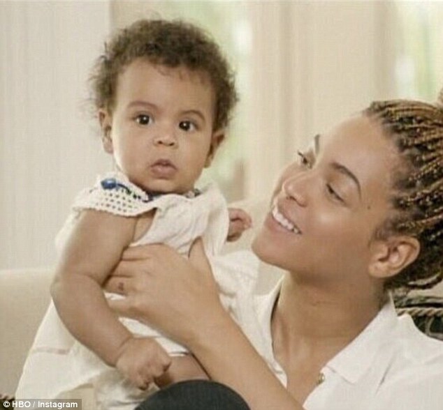 Beyonce mostra con orgoglio la sua bella bambina Blu Ivy - 01