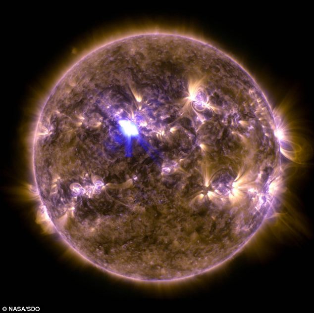 tempesta-solare-espulsione-massa-coroanel-plasma-soletempesta-solare-espulsione-massa-coroanel-plasma-sole